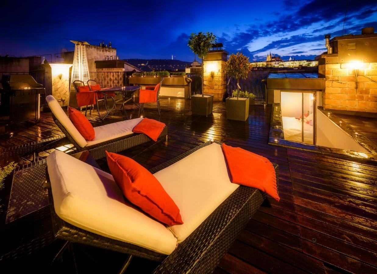 Triplex Kings In Old Town Apartment