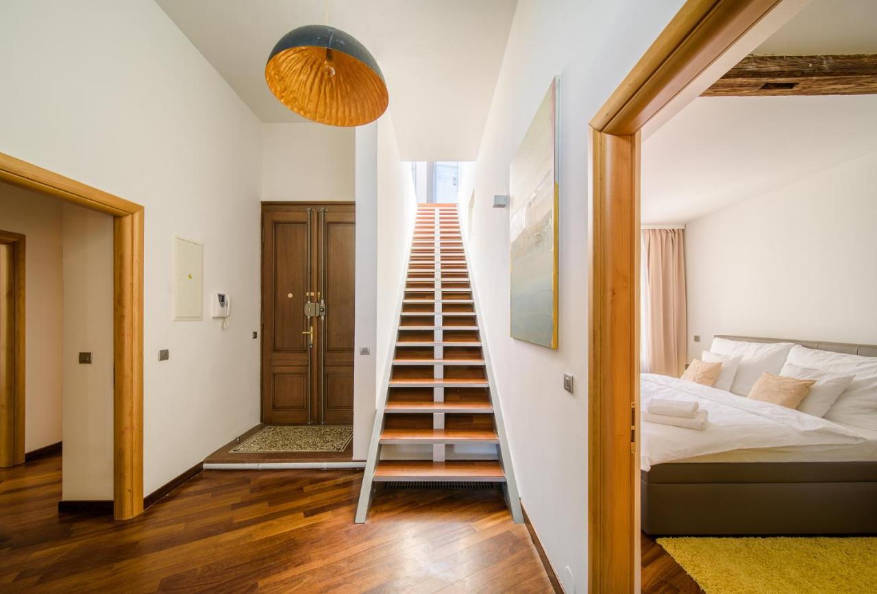 Triplex Kings In Old Town Apartment
